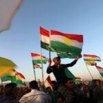 سوريون أكراد يلوحون بالعلم الكردي في القامشلي شمال شرق سورية (27/9/2017/فرانس برس)