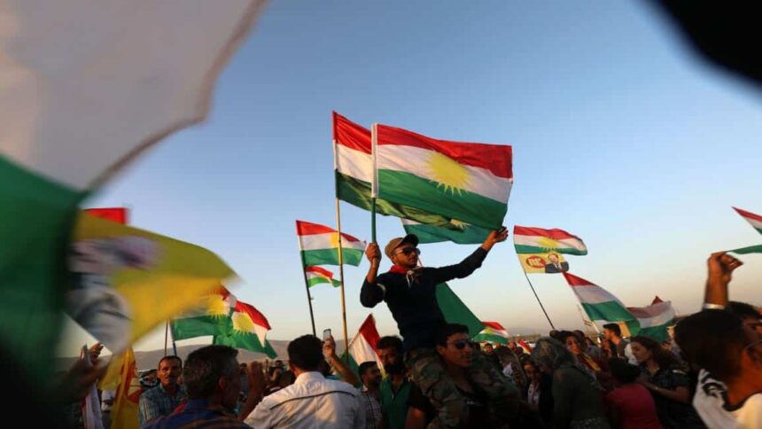 سوريون أكراد يلوحون بالعلم الكردي في القامشلي شمال شرق سورية (27/9/2017/فرانس برس)