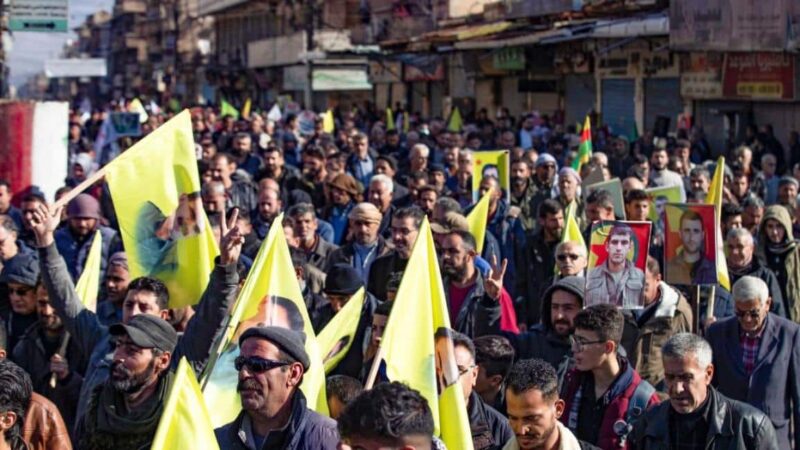 سوريون أكراد في القامشلي شمال شرقي سورية يحتجون على تهديدات تركيا (27/11/2022/فرانس برس)