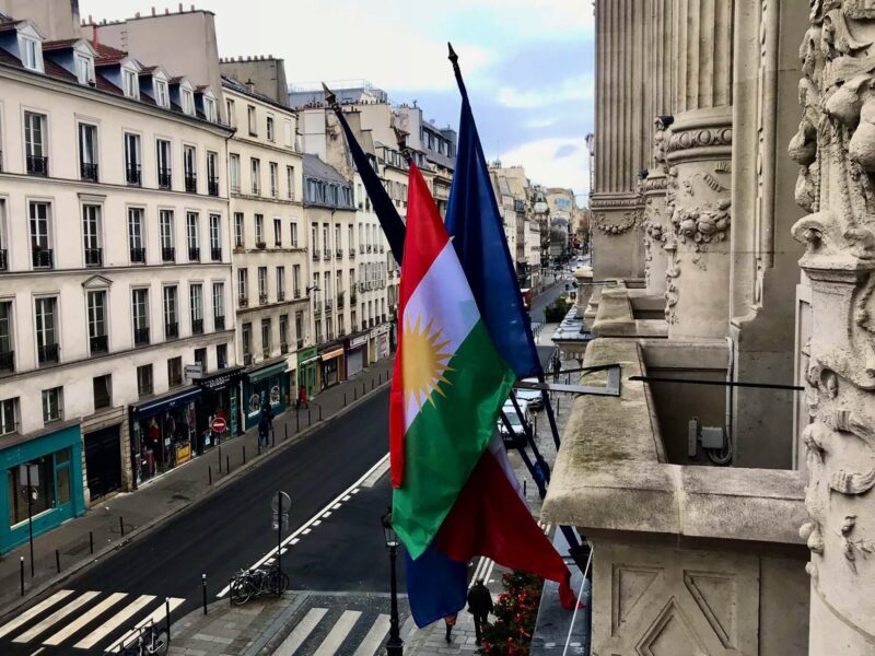 علم كوردستان في باريس