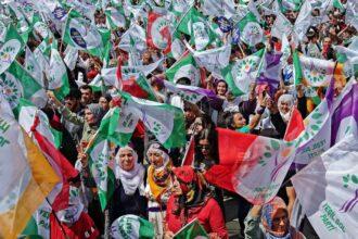 مؤيدون لحزب اليسار الأخضر الكردي في ديار بكر جنوب شرق تركيا (13/5/2023/Getty)