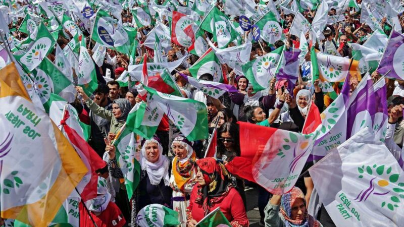 مؤيدون لحزب اليسار الأخضر الكردي في ديار بكر جنوب شرق تركيا (13/5/2023/Getty)